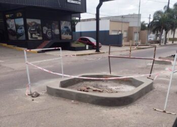 Precaución por rotonda en construcción