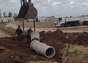Colocan tubos en calle San Pedro para abrirla al tránsito