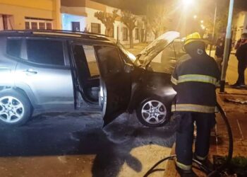 ¿Alguien prendió fuego una camioneta?