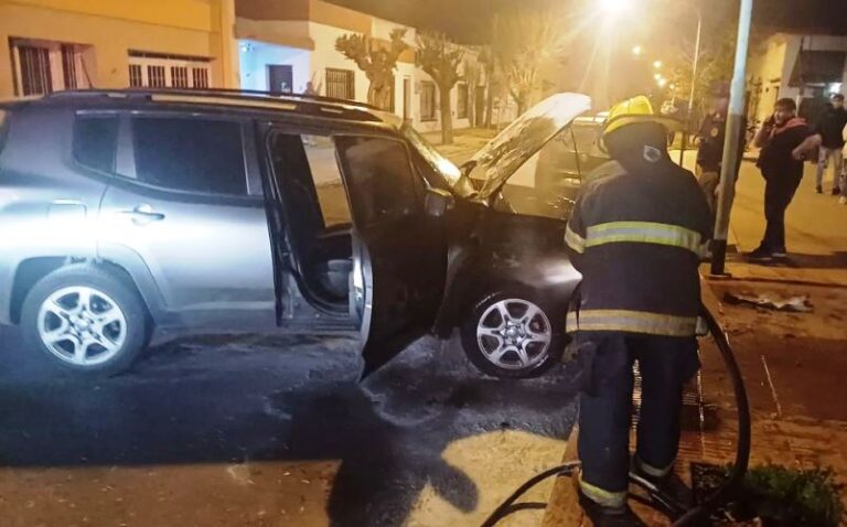 ¿Alguien prendió fuego una camioneta?