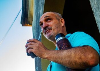 Cura aseguró que recibió un mensaje desde el Cielo y cantó “La Patria no se vende” en misa