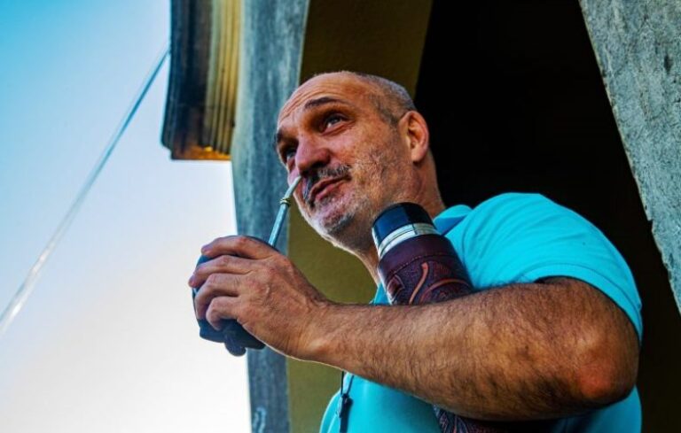 Cura aseguró que recibió un mensaje desde el Cielo y cantó “La Patria no se vende” en misa