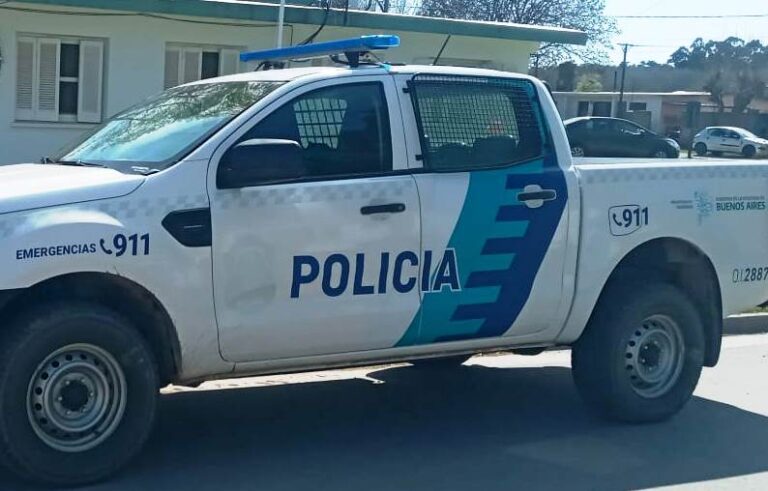 Le pegan y le roban a una mujer en su casa