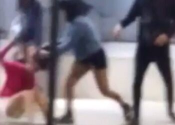 La ex lo encontró con la actual, los fajó y les rompió el auto