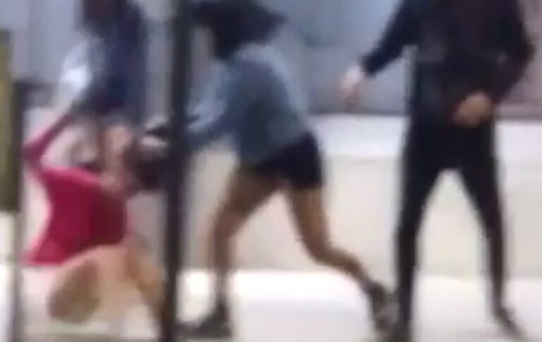 La ex lo encontró con la actual, los fajó y les rompió el auto