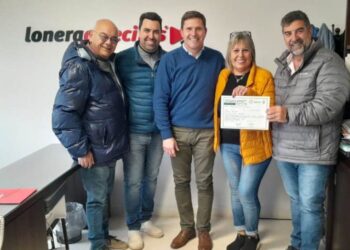 Bouvier entregó escrituras y habilitaciones en el Sector Industrial