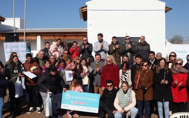 Entregaron las 10 viviendas que faltaban del barrio de 20 en Arrecifes