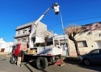Continúa la renovación de luminarias en Avenida Merlassino