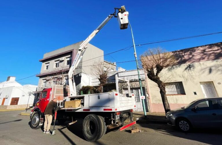 Continúa la renovación de luminarias en Avenida Merlassino