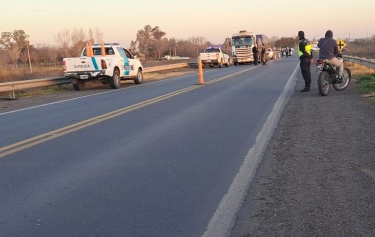 Conmoción: trabajadora municipal se tiró debajo de un camión en Rojas