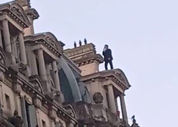 VIDEO. Ingenioso y arriesgado rescate de un hombre que se quería tirar de un edificio