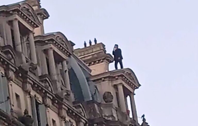 VIDEO. Ingenioso y arriesgado rescate de un hombre que se quería tirar de un edificio