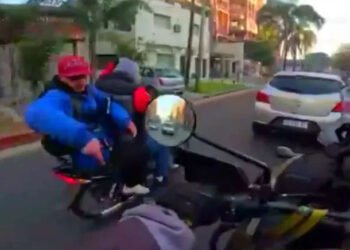 VIDEO. En peligro: motociclista escapa de motochorros en el centro de Morón