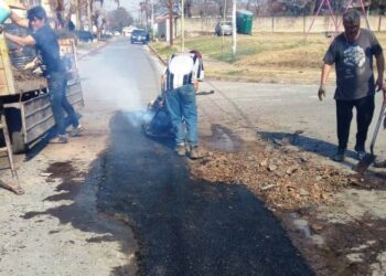 Siguen las tareas de bacheo en calles de Arrecifes
