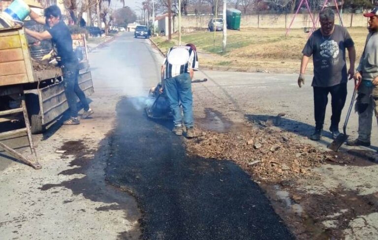 Siguen las tareas de bacheo en calles de Arrecifes