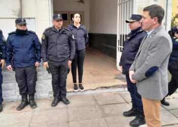 Bouvier recibió a nuevos agentes policiales y supervisó su incorporación