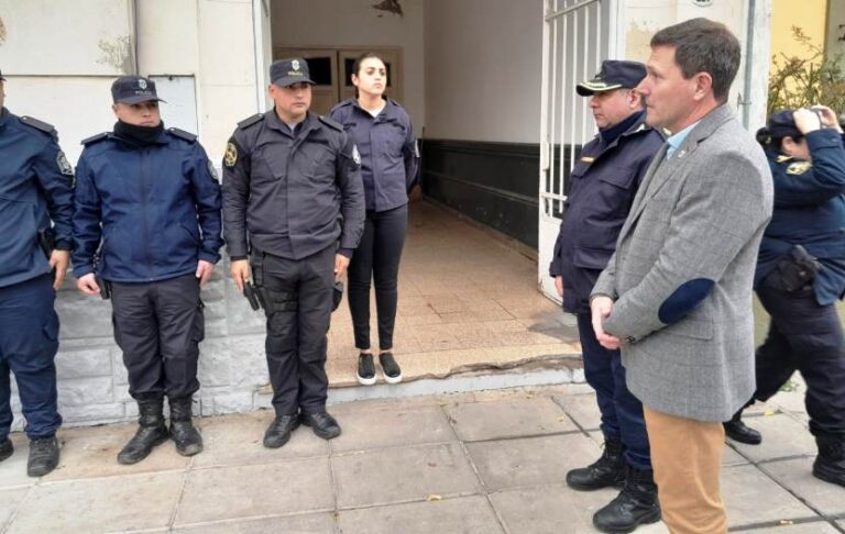 Bouvier recibió a nuevos agentes policiales y supervisó su incorporación