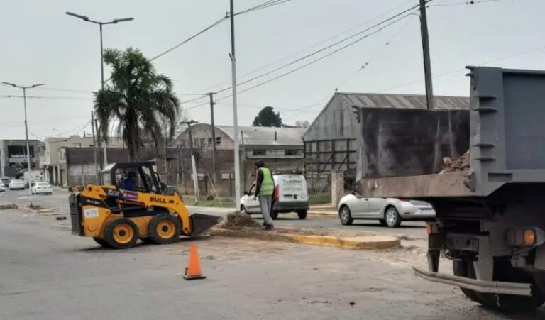 Reacondicionamiento de canteros en calle 25 de Mayo