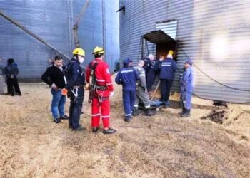 Siguen sin poder rescatar el cuerpo del operario que cayó dentro de un silo