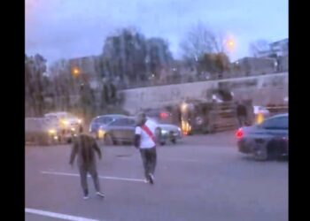 Un auto con hinchas de River chocó y volcó en Panamericana