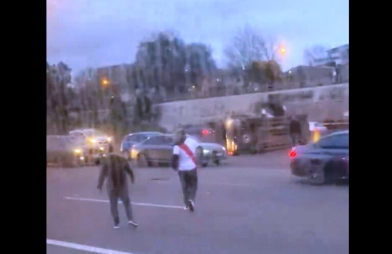 Un auto con hinchas de River chocó y volcó en Panamericana