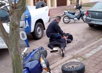 Robó frente a la Comisaría y lo detuvieron