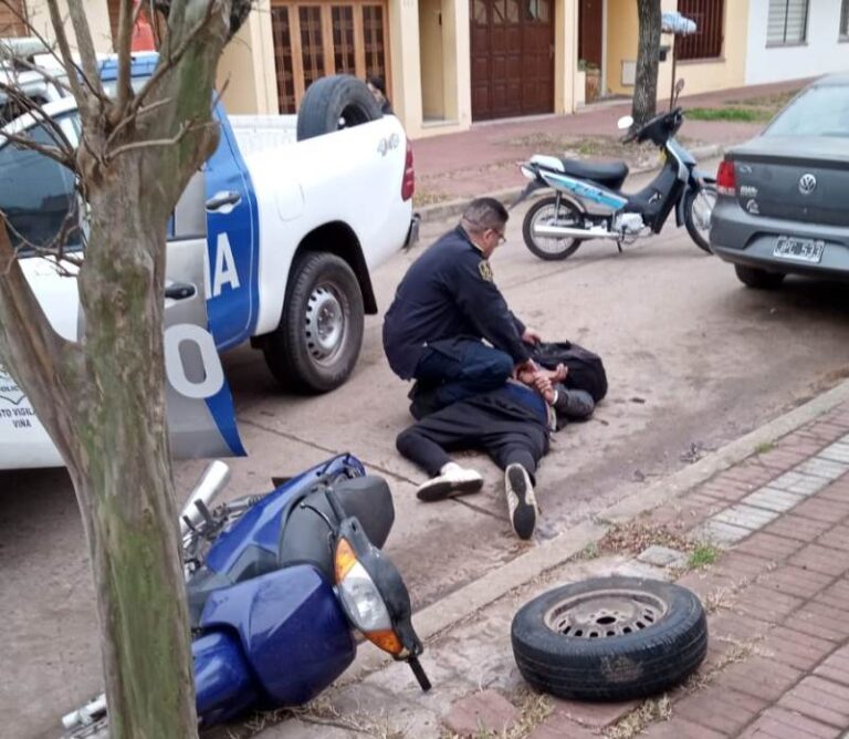 Robó frente a la Comisaría y lo detuvieron
