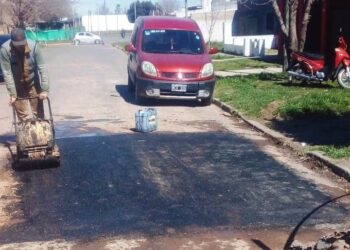 Trabajos de bacheo en calles deterioradas