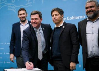Bouvier y otros 18 intendentes firmaron con Kicillof convenios para la compra de bienes de capital