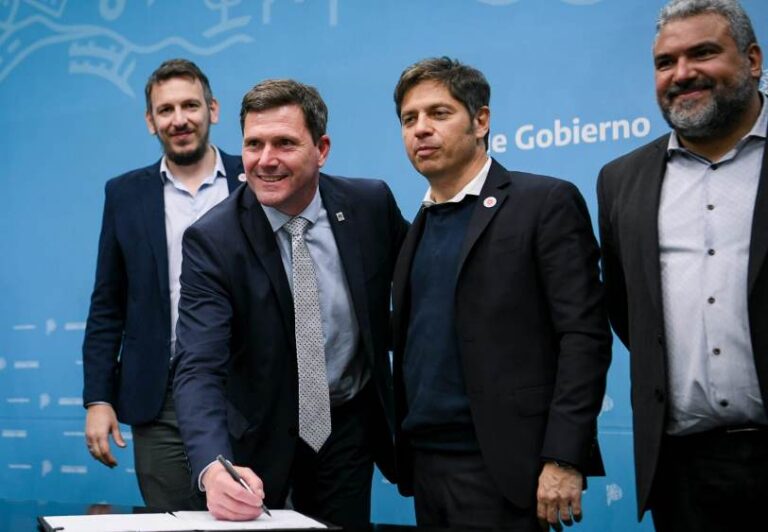 Bouvier y otros 18 intendentes firmaron con Kicillof convenios para la compra de bienes de capital