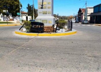 Le erró el cálculo: camión se chocó un monumento
