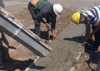 Construyen cordón cuneta en calle Perú