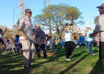 La plaza Héroes de Malvinas a pura danza y folclore