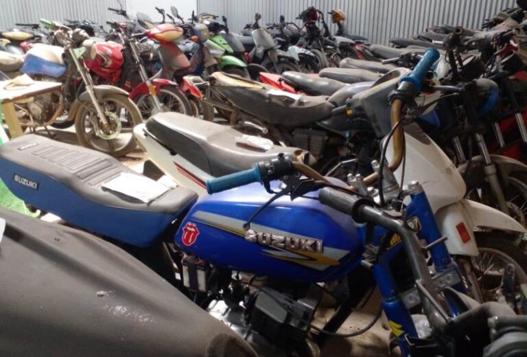Empezaron a secuestrar motos estacionadas sin patente