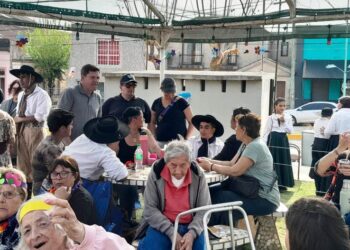 Recibieron la primavera en el Hogar de Ancianos