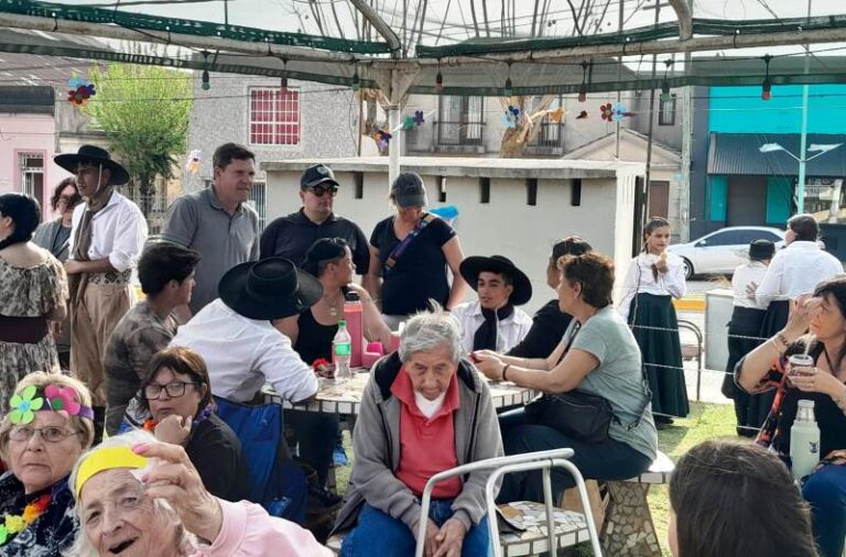 Recibieron la primavera en el Hogar de Ancianos
