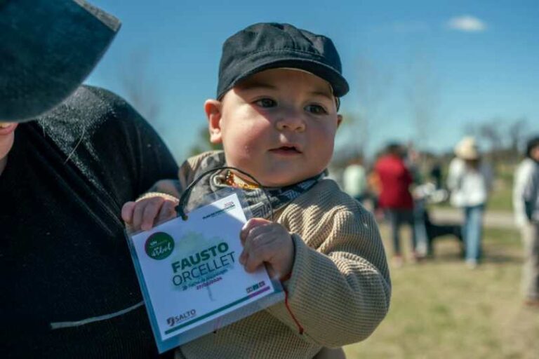 Un nacimiento, un árbol: iniciativa de forestación en Salto