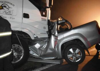 Impactante choque fatal entre un camión y una camioneta