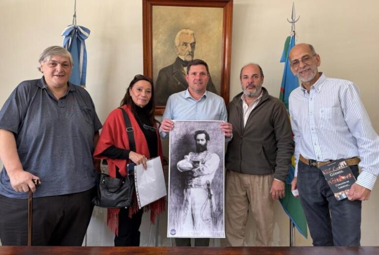 La Municipalidad recibió la donación de un busto de Güemes