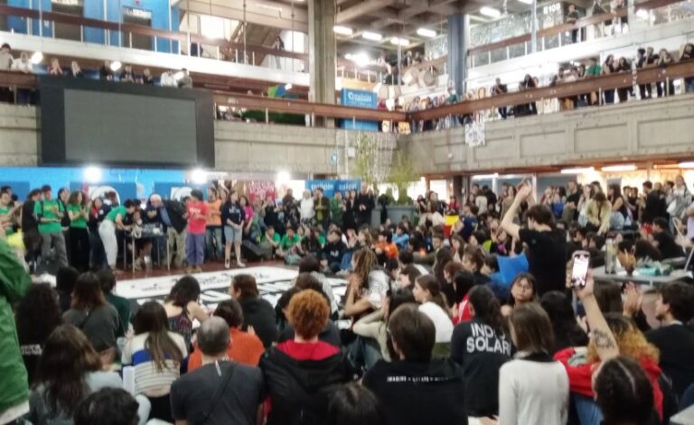 Se descontroló: universitarios se levantaron, tomaron facultades y cortan calles