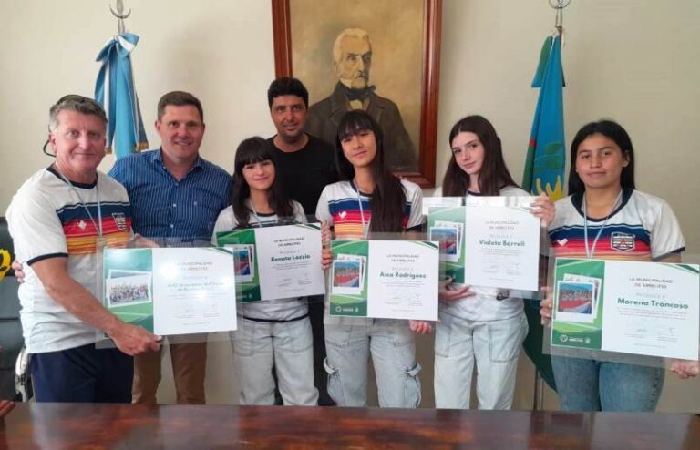 Reconocimiento a las campeonas de hockey