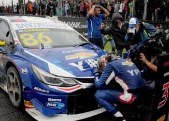 Agustín se volvió a subir al último auto construido por Alberto