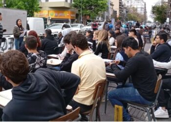 Clases de la UBA en plena Avenida Córdoba
