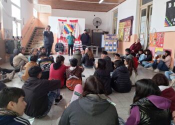 Charla sobre seguridad vial en la Secundaria 4