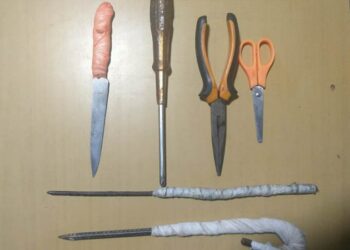 Quisieron identificar a dos menores en moto y estaban llenos de armas blancas