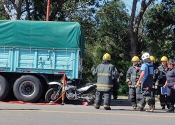 Tragedia en Rojas: muere un joven motociclista y otro está grave