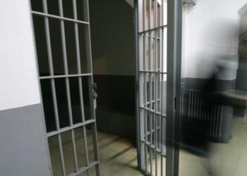 Un preso hirió de un puntazo a un policía