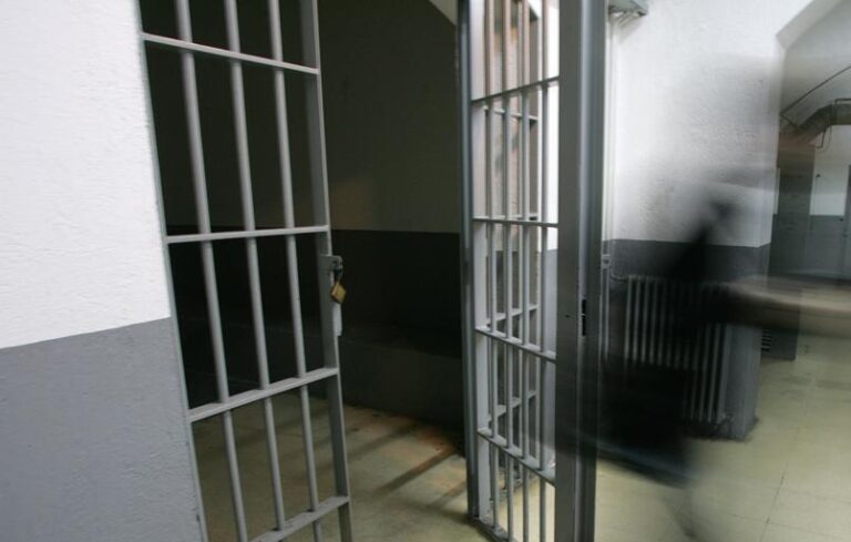 Un preso hirió de un puntazo a un policía