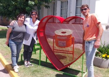 Entrega de estructura para recolección de tapitas en la Escuela de Todd