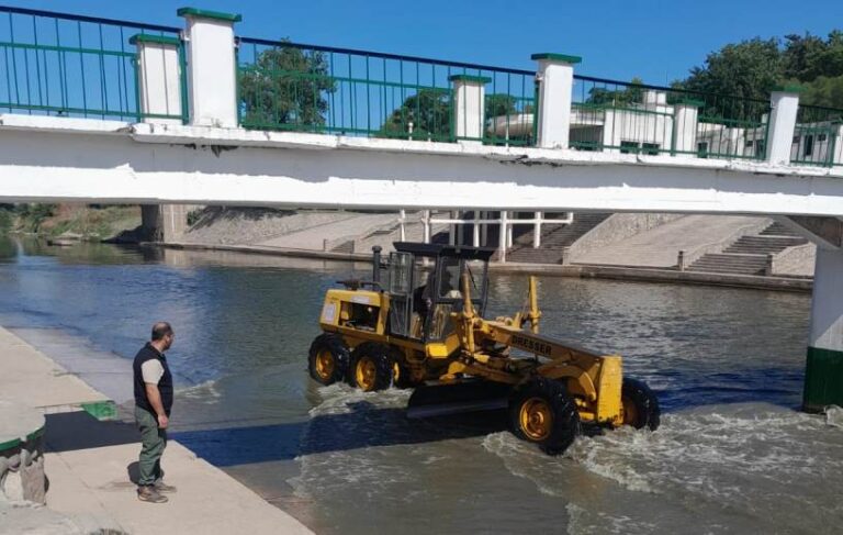Limpieza en la pileta del Balneario para el inicio de temporada
